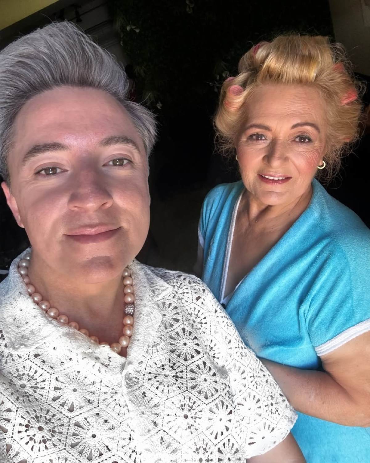 Στιγμιότυπα από την προετοιμασία της μαμάς και της αδερφής του Χρήστου Χολίδη