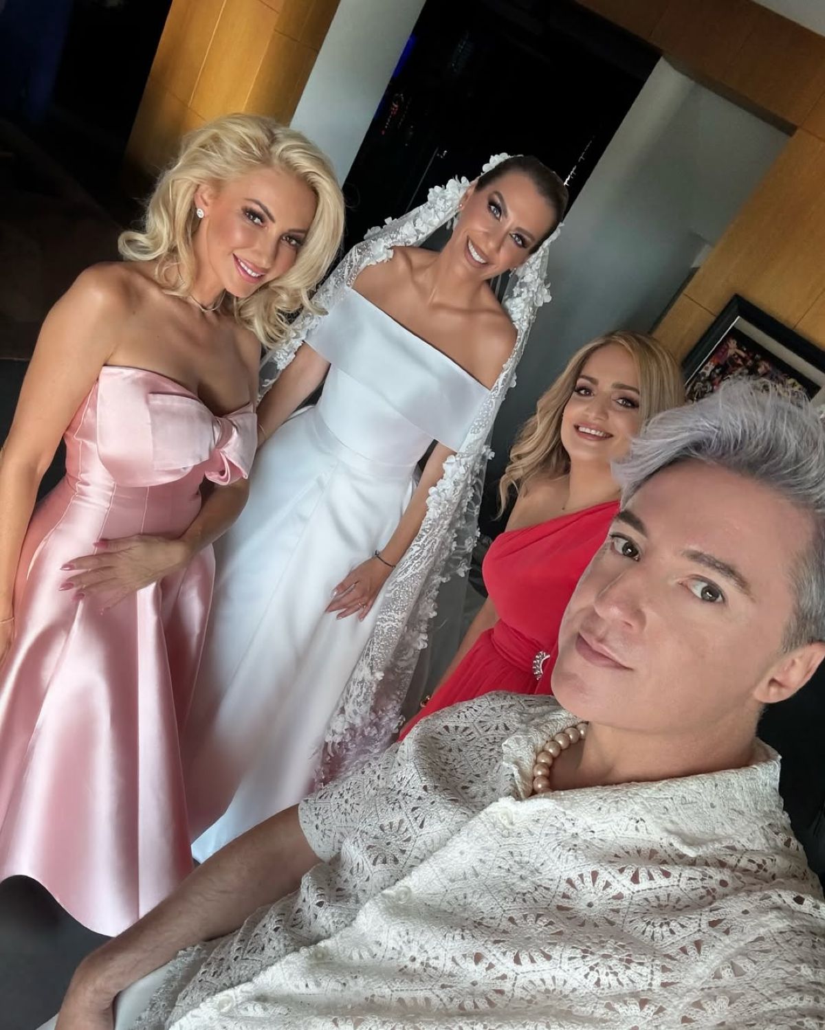 Στιγμιότυπα από την προετοιμασία της μαμάς και της αδερφής του Χρήστου Χολίδη