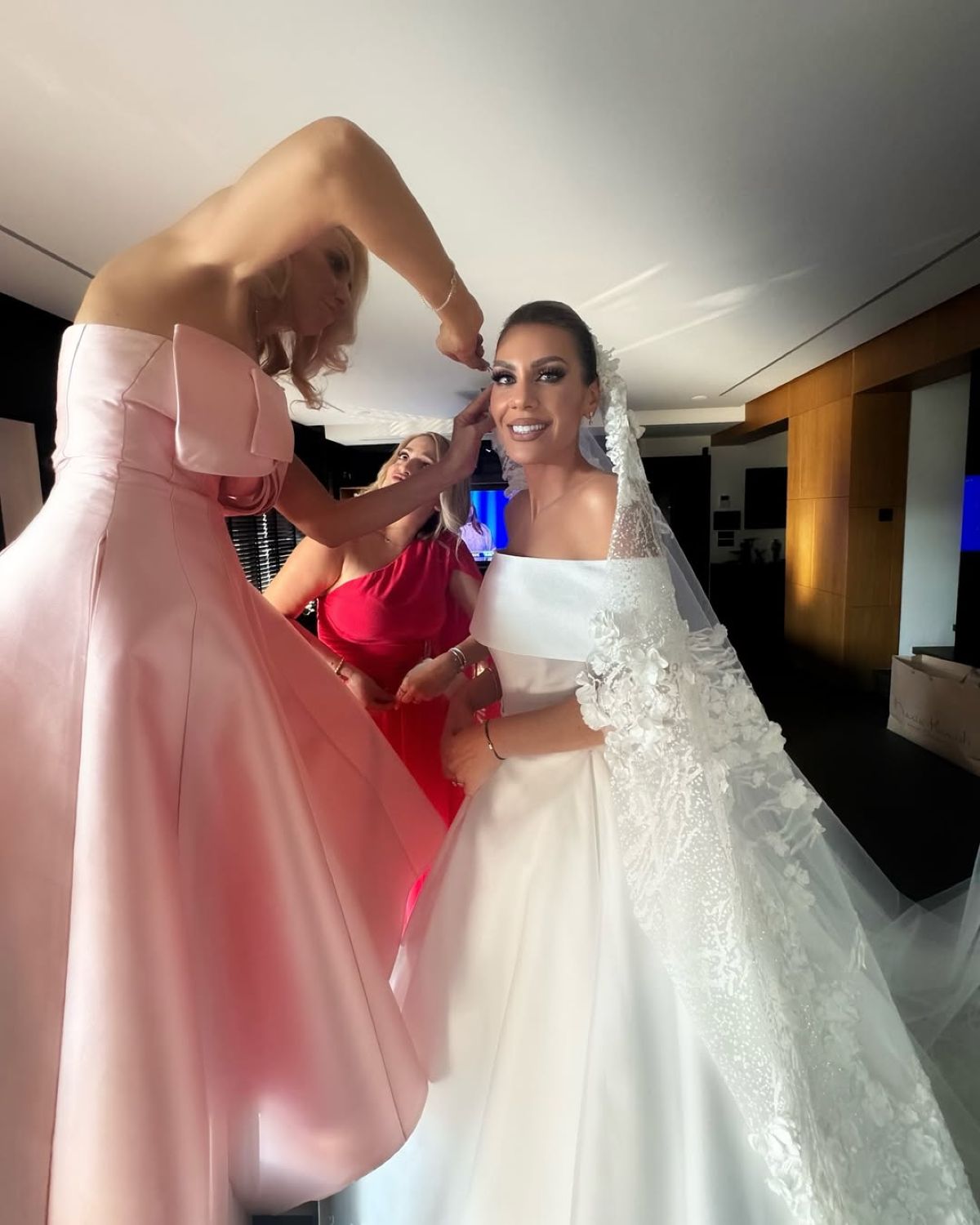 Στιγμιότυπα από την προετοιμασία της μαμάς και της αδερφής του Χρήστου Χολίδη