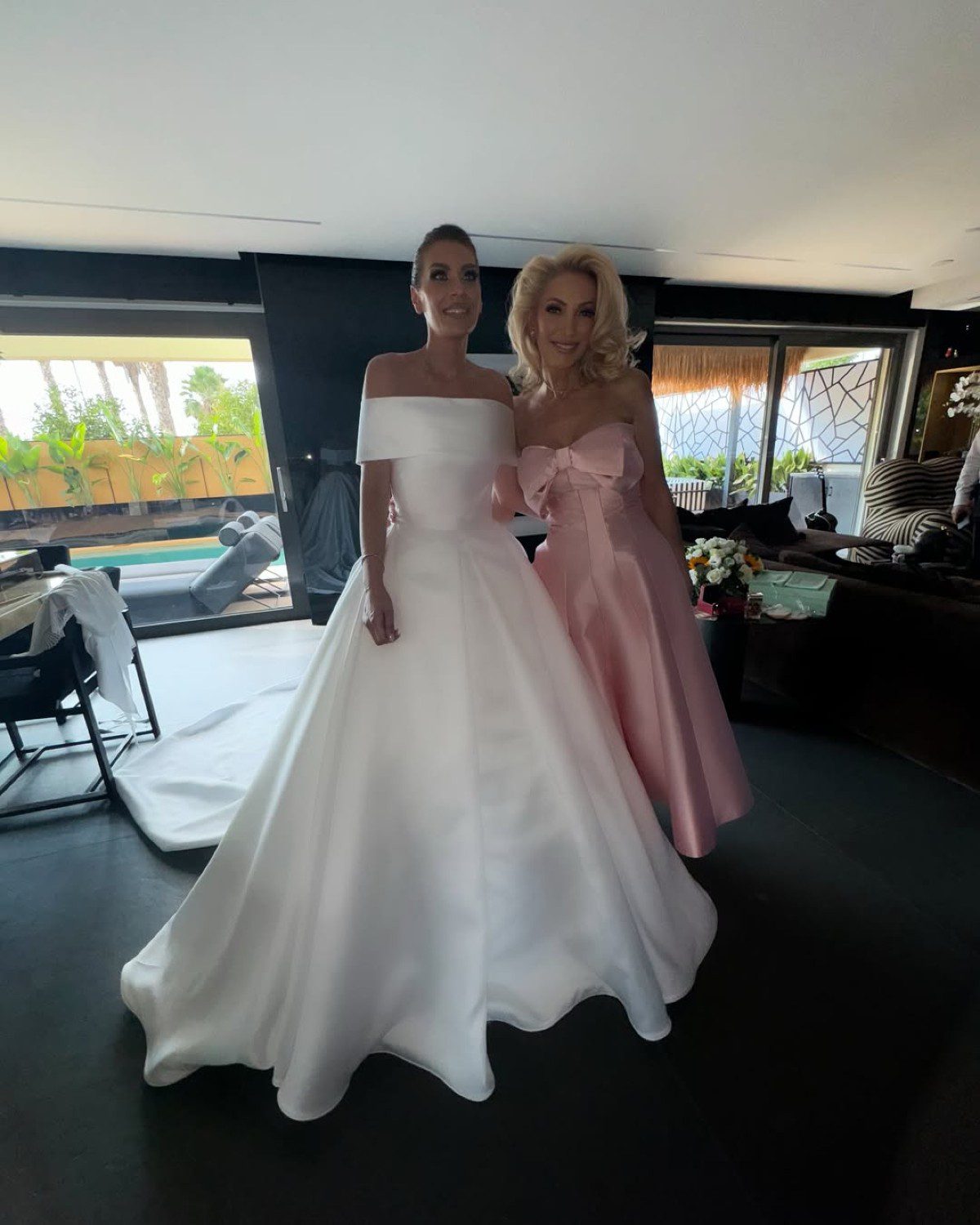 Στιγμιότυπα από την προετοιμασία της μαμάς και της αδερφής του Χρήστου Χολίδη