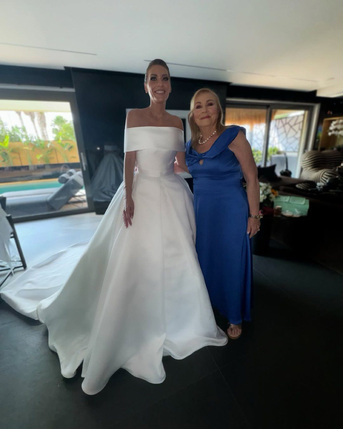 Στιγμιότυπα από την προετοιμασία της μαμάς και της αδερφής του Χρήστου Χολίδη