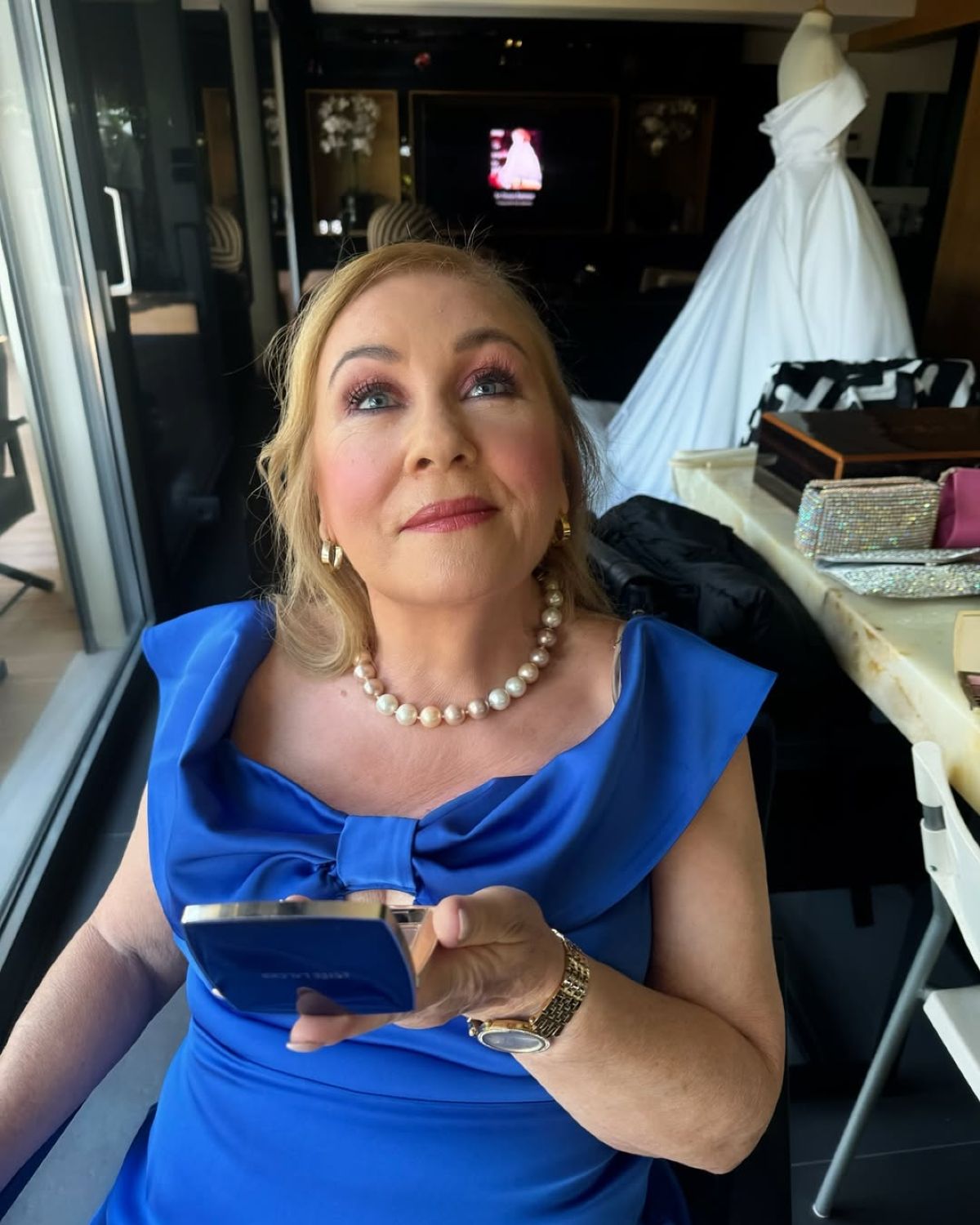 Στιγμιότυπα από την προετοιμασία της μαμάς και της αδερφής του Χρήστου Χολίδη