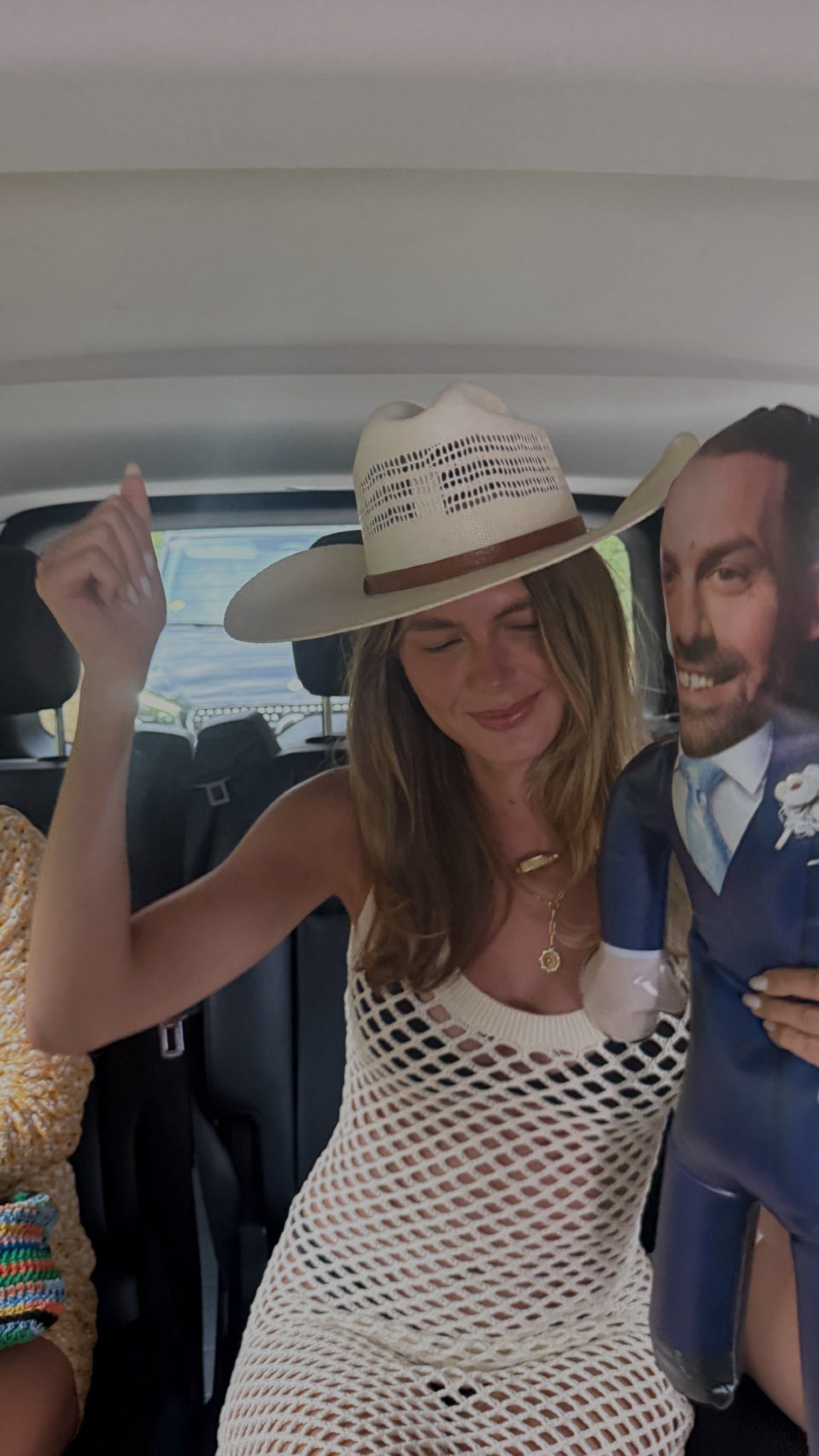 Η Αμαλία Κωστοπούλου με το μαξιλάρι με το πρόσωπο του συντρόφου της