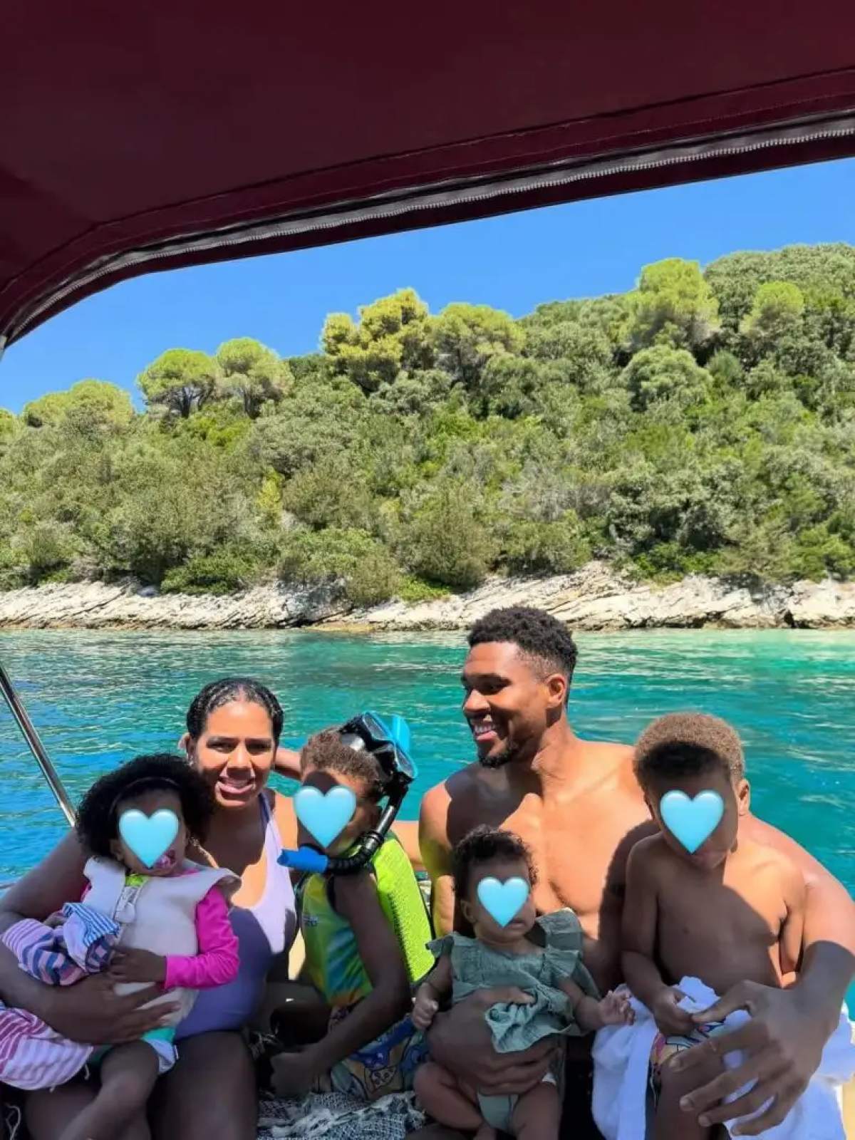 Ο Αντετοκούνμπο με την οικογένειά του