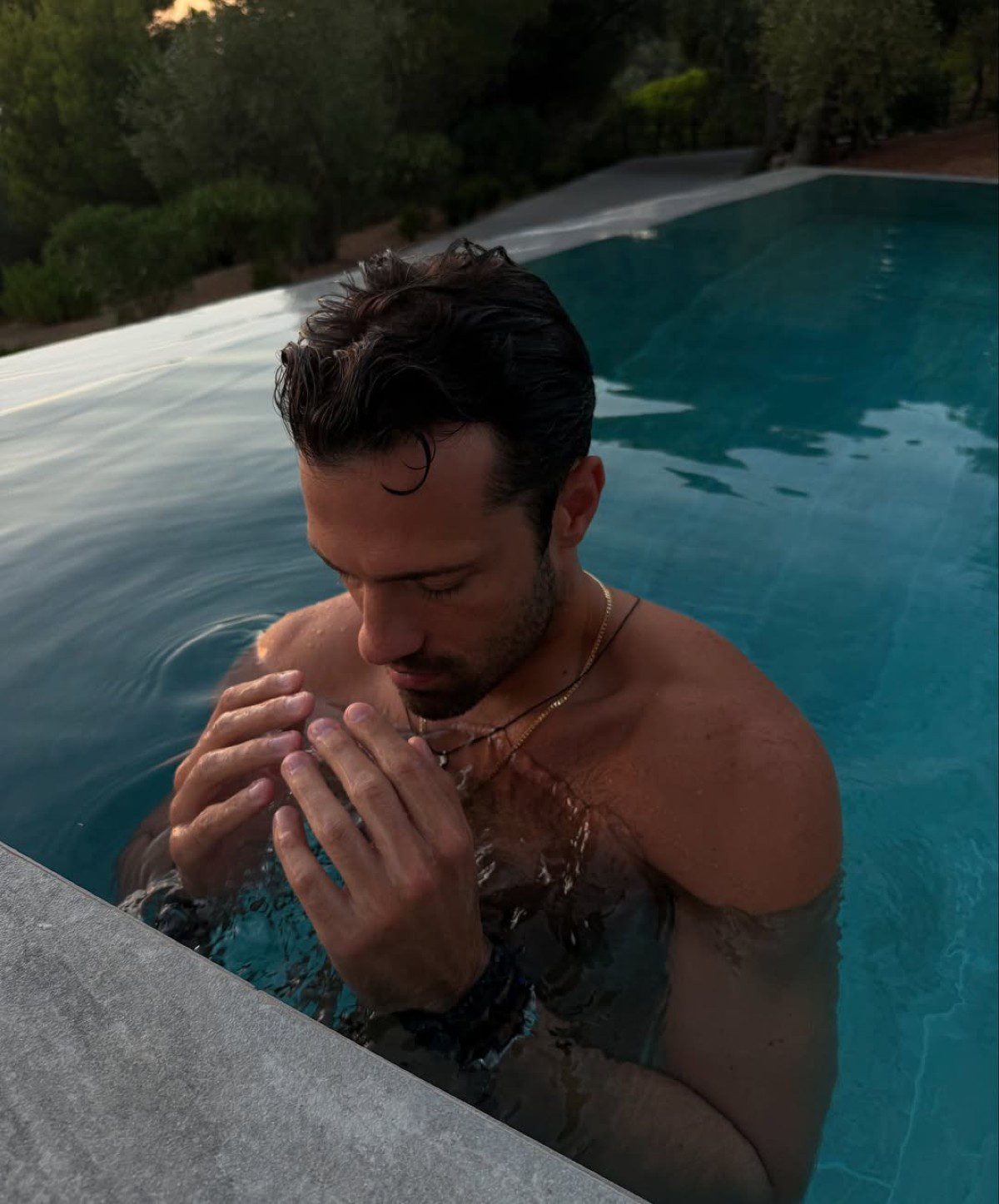 Ο Κωνσταντίνος Αργυρός σε πισίνα στη Σκιάθο