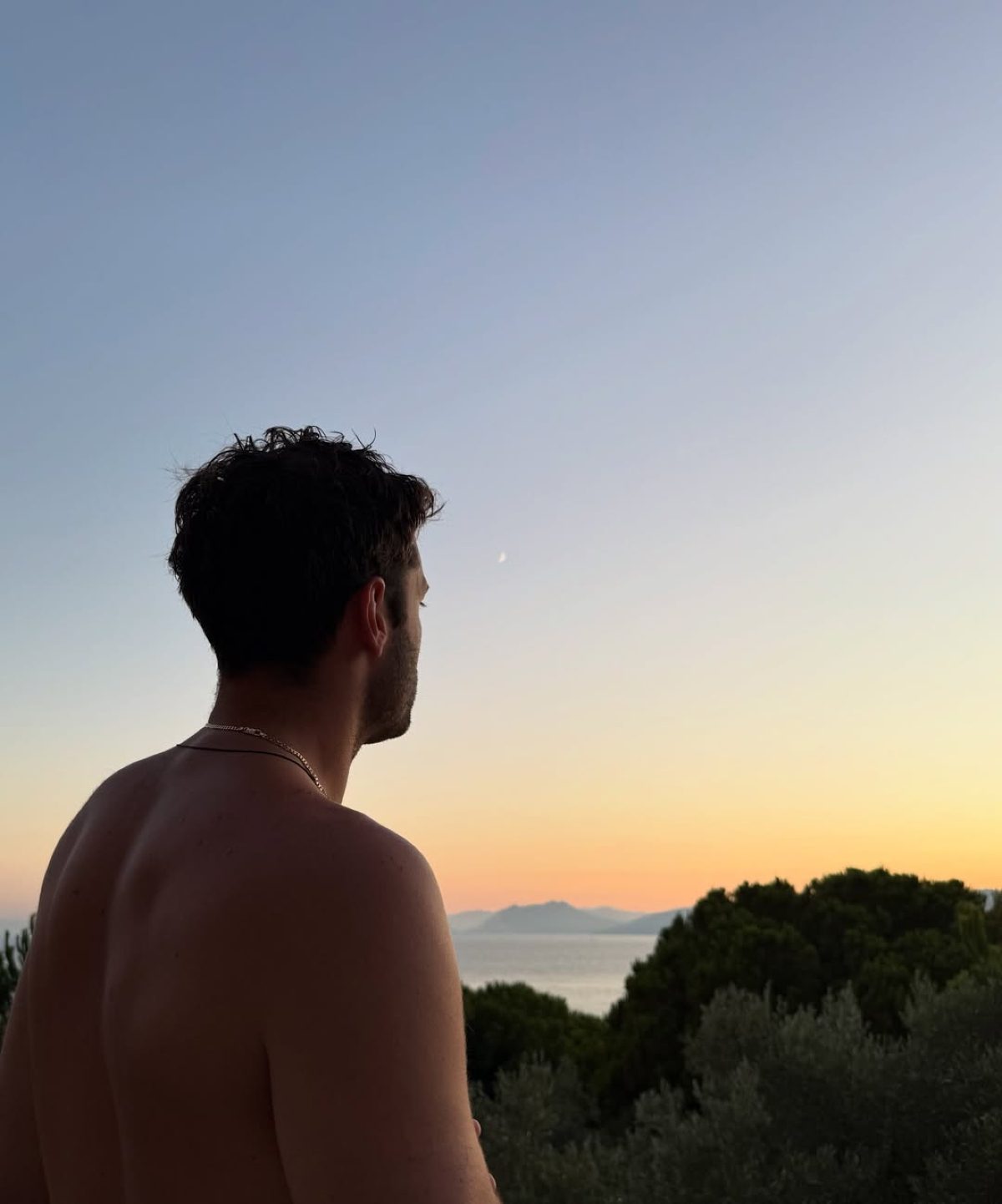 Ο Κωνσταντίνος Αργυρός σε πισίνα στη Σκιάθο