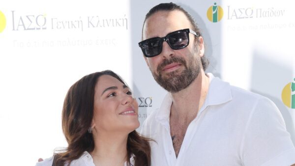 Η Ευρυδίκη Βαλαβάνη με τον Γρηγόρη Μόργκαν και τον γιο τους