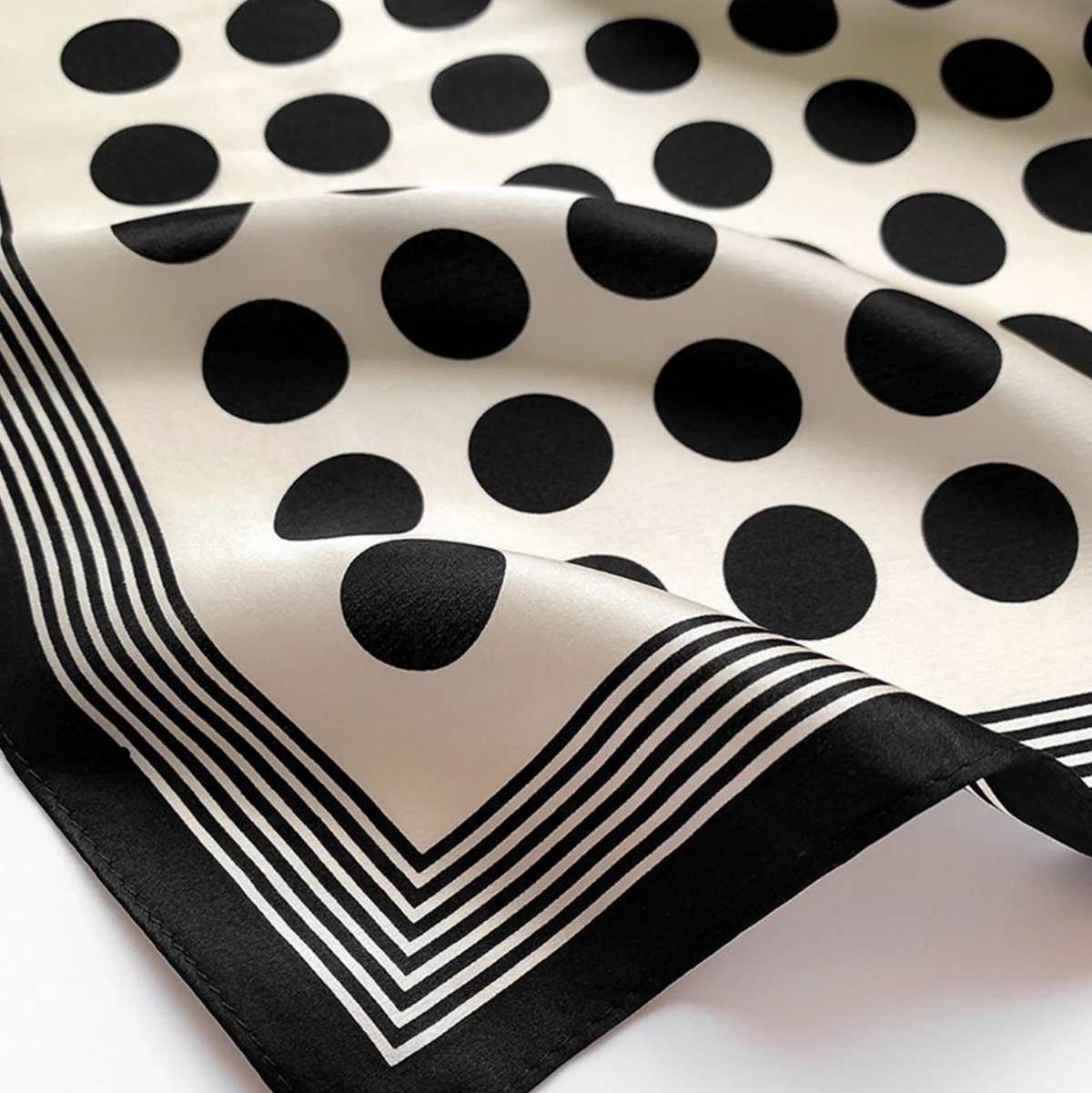 μεταξωτή πουά μπαντάνα