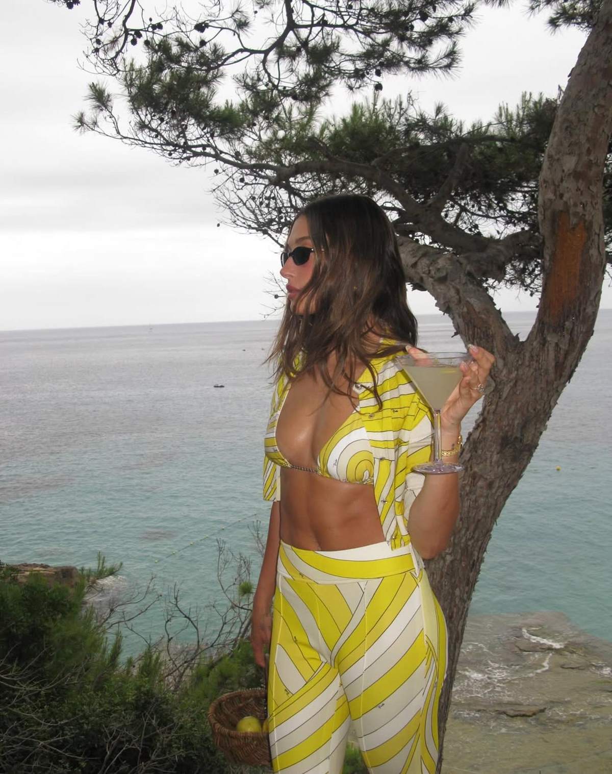 Hailey Bieber με κίτρινο σύνολο