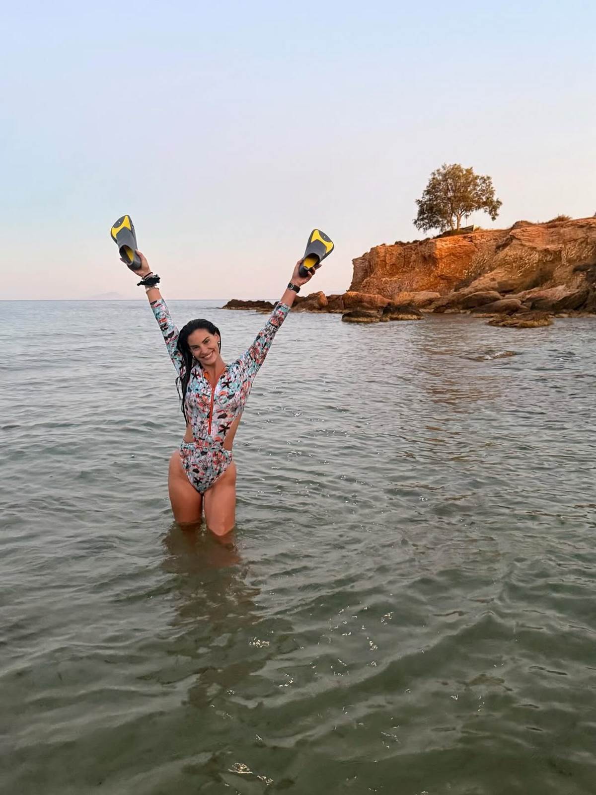 Ολόσωμο μαγιό φοράει η Χριστίνα Μπόμπα στη θάλασσα