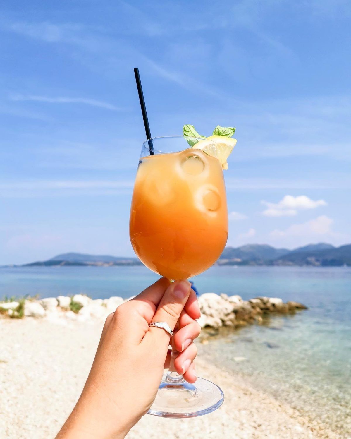 Signature cocktails με θέα θάλασσα