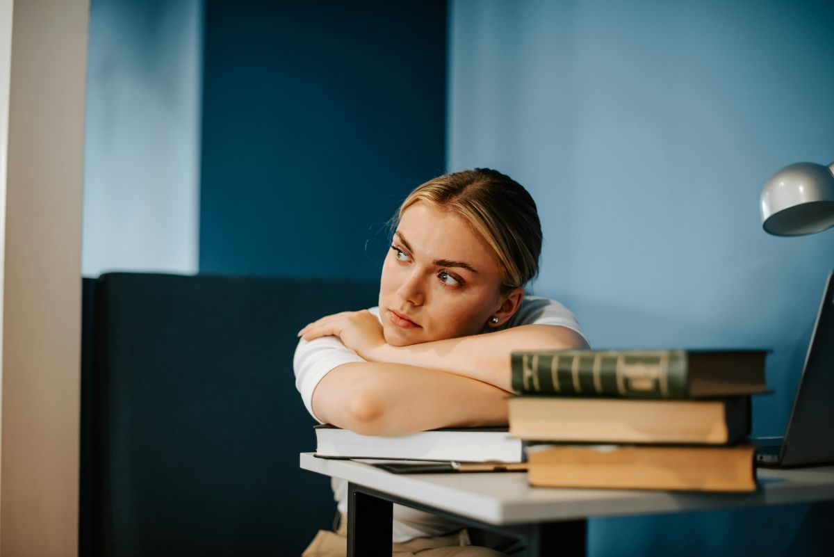 κοπελα που διαβάζει 