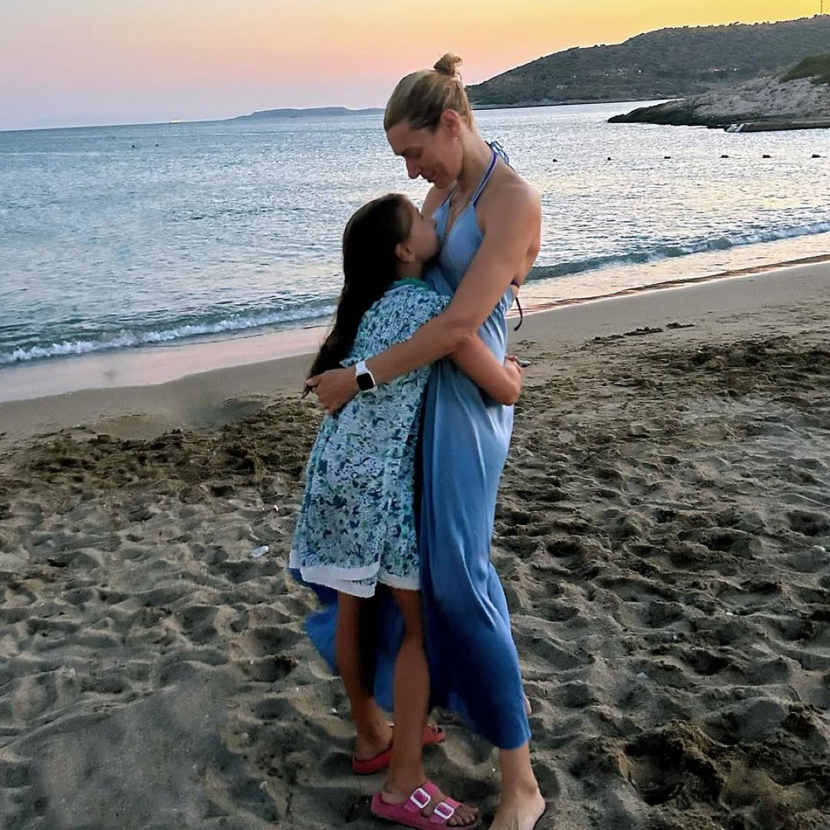 Η Ζέτα Δούκα αγκαλιά με την κόρη της στην παραλία