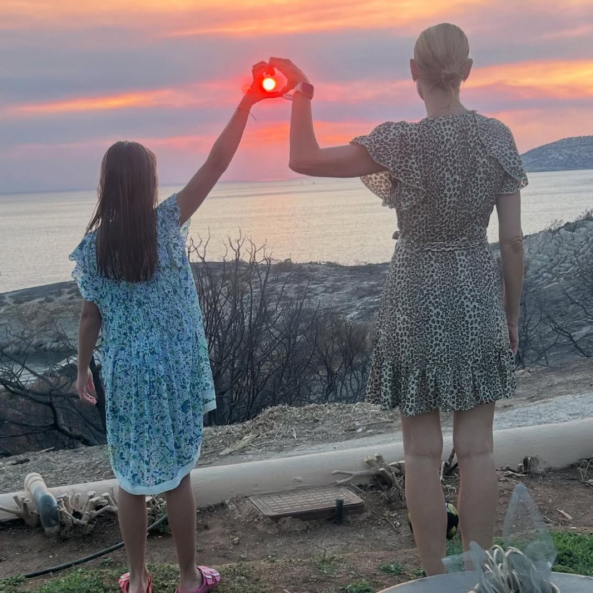 Η Ζέτα Δούκα με την κόρη της μπροστά στο ηλιοβασίλεμα