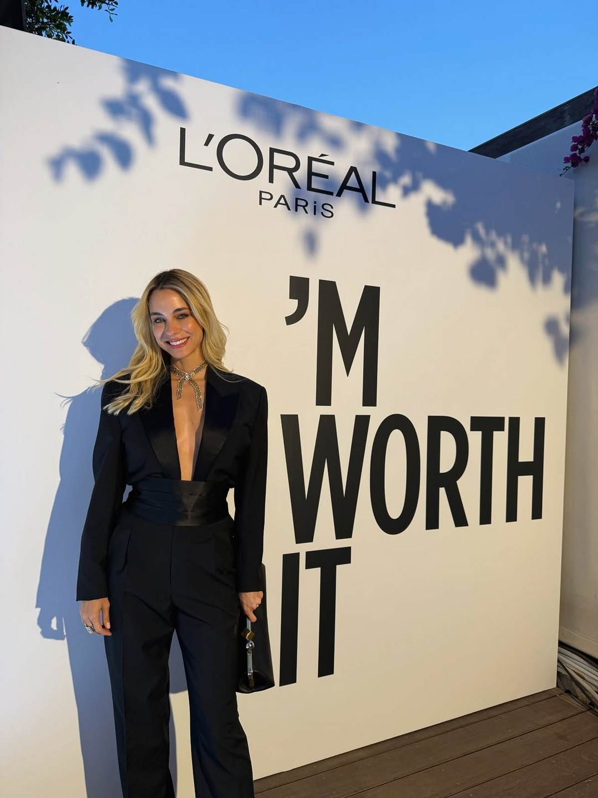 Η Δούκισσα Νομικού με μαύρο κοστούμι