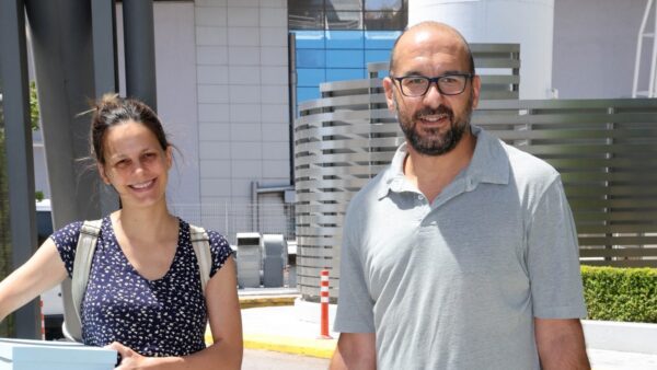 Η Έφη Αχτσιόγλου έξω από το μαιευτήριο