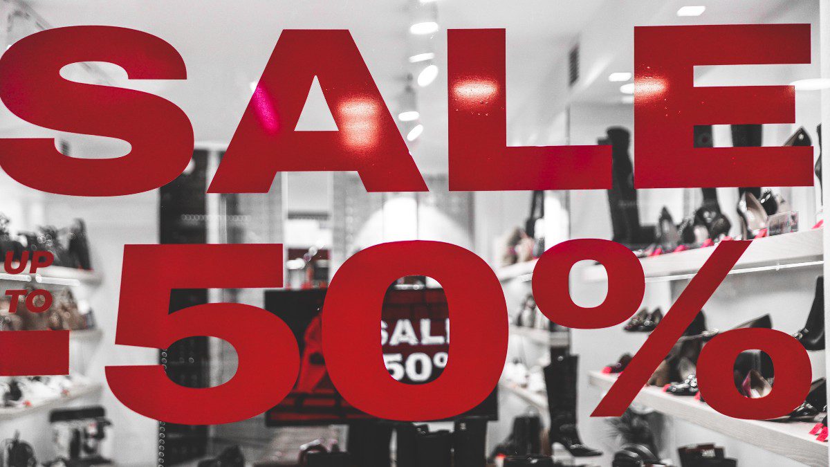 στιγμιότυπο με logo εκπτώσεων από μαγαζί στο Σύνταγμα