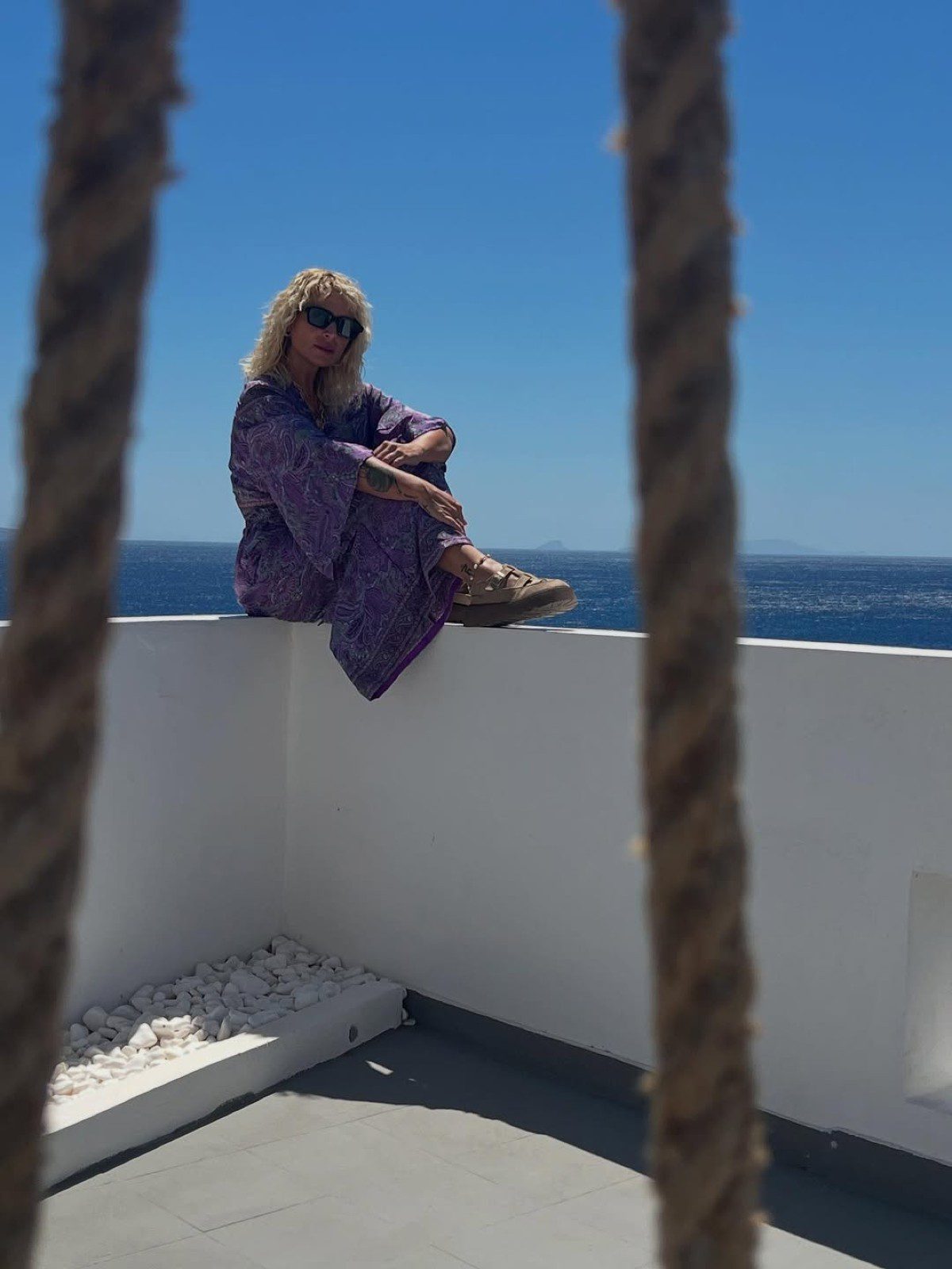 Η Ελεωνόρα Ζουγανέλη μπροστά στη θάλασσα