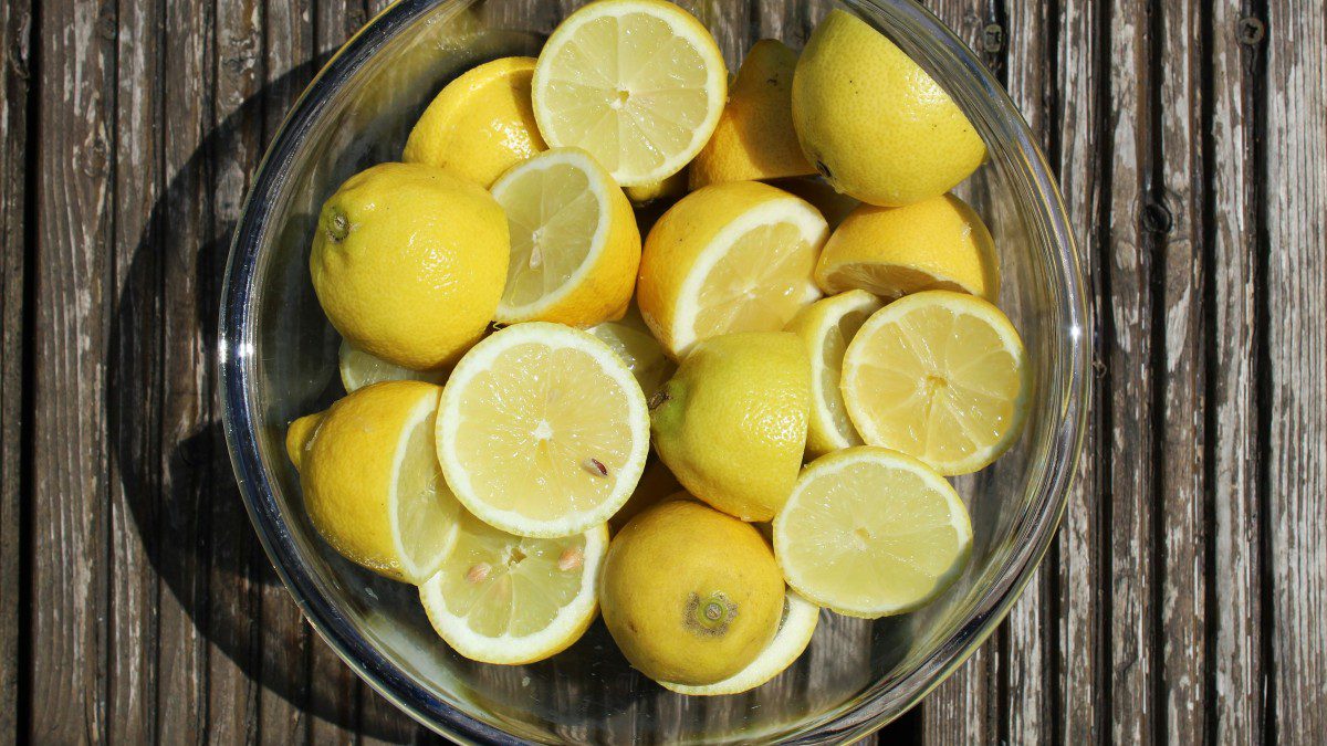 Ένα μπολ με λεμόνια