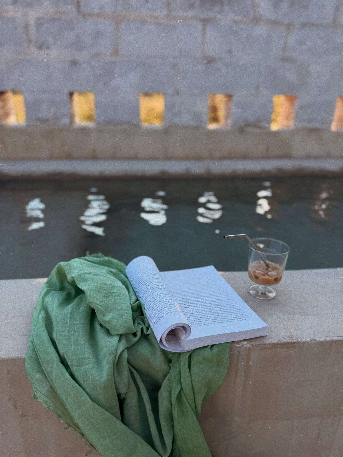 Μία πισίνα με ένα βιβλίο