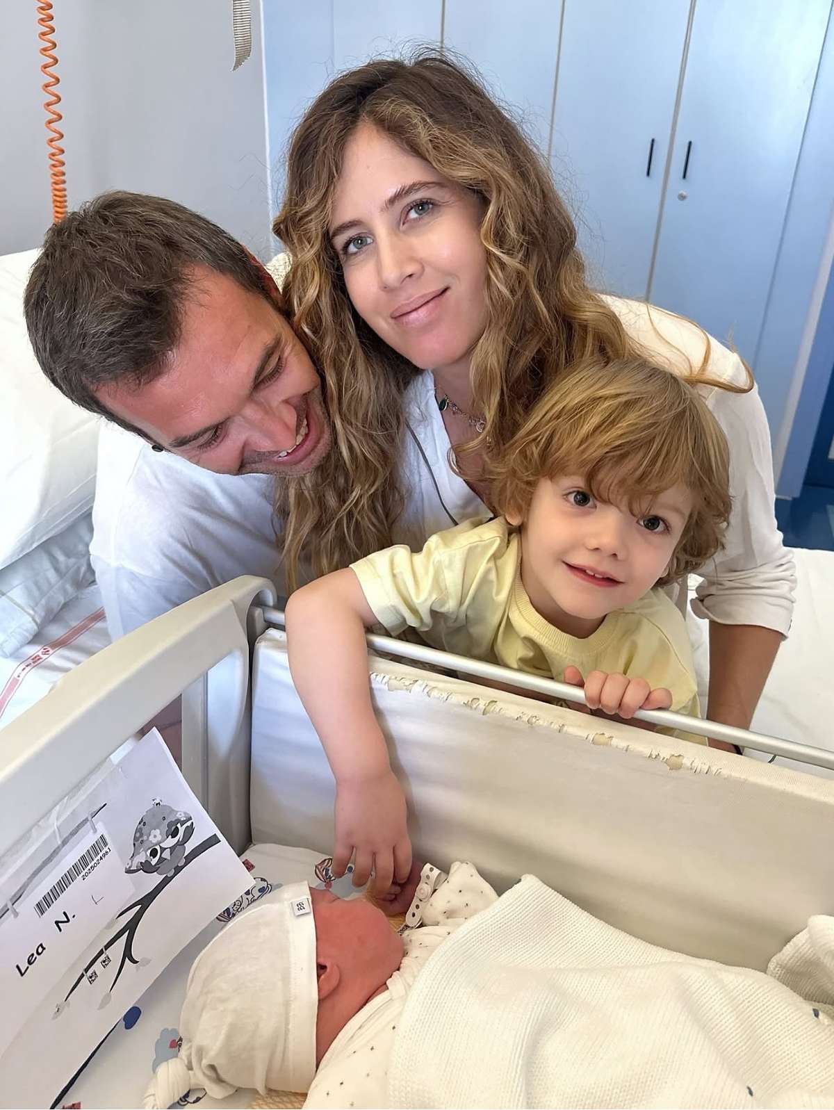 Κιάρα Φεράνι: Νέο μέλος στην οικογένειάς της - Οι φωτογραφίες με το μωρό μέσα από το μαιευτήριο