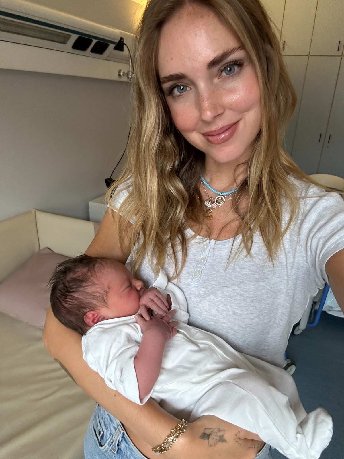 Κιάρα Φεράνι: Νέο μέλος στην οικογένειάς της - Οι φωτογραφίες με το μωρό μέσα από το μαιευτήριο