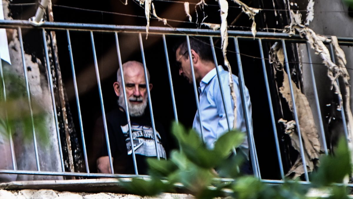 Ο Φιλιππίδης στο σπίτι του στα πατήσια που κάηκε