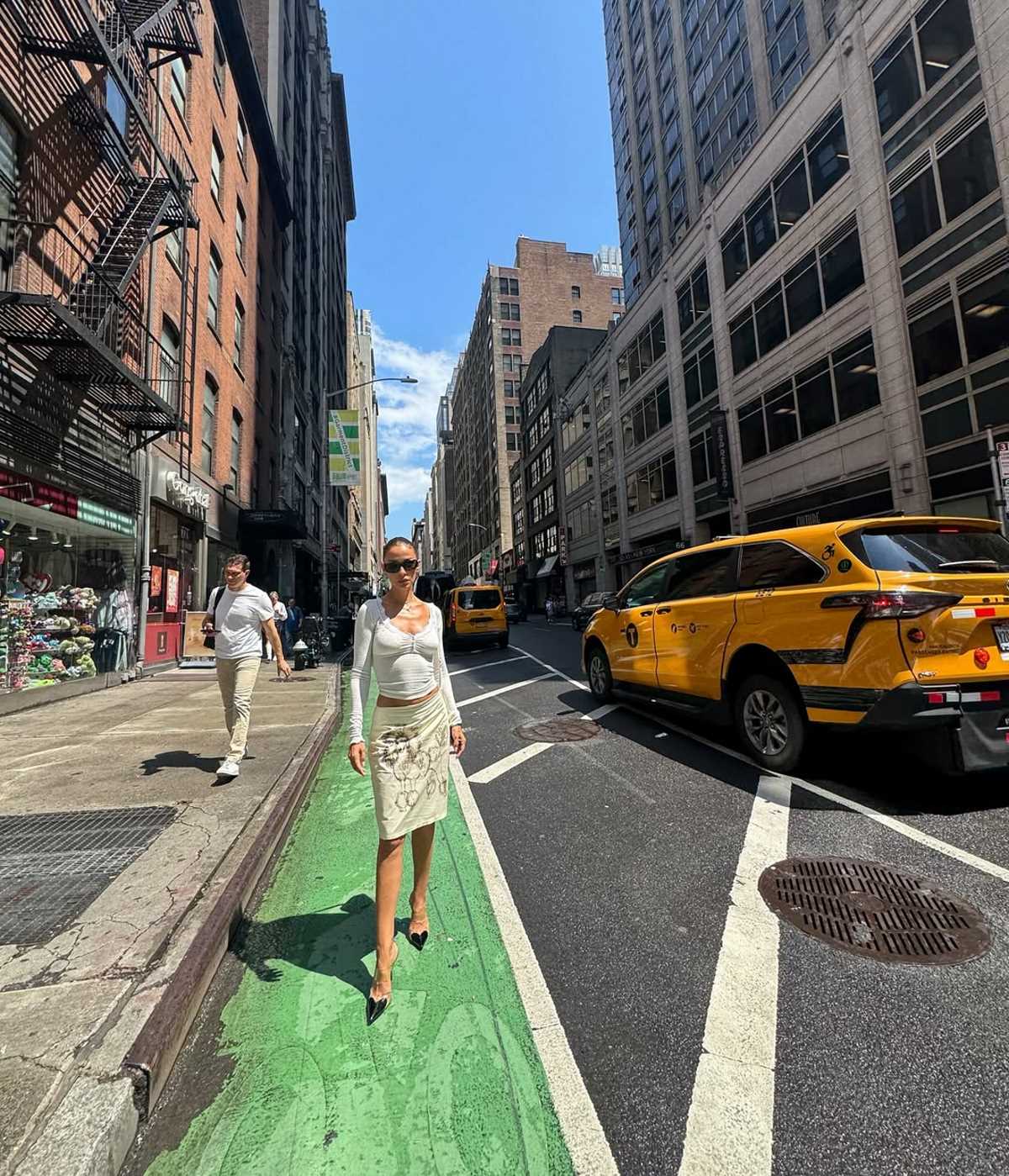 Την τάση στα μπλουζάκια των επωνύμων φοράει η Ελένη Φουρέιρα