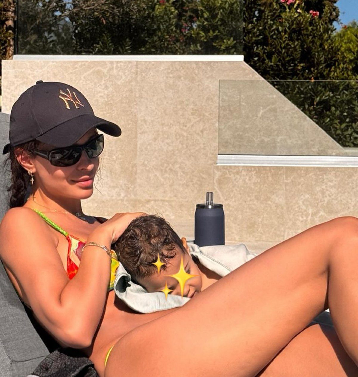 Η Ελένη Φουρέιρα με μπικίνι αγκαλιά με τον γιο της