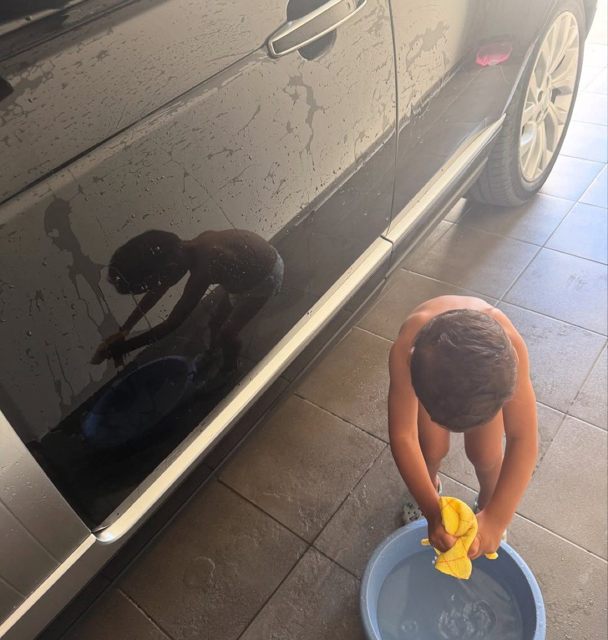 Ο γιος της Φουρέιρα πλένει το αμάξι