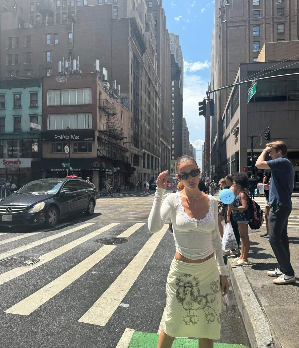 Την τάση στα μπλουζάκια των επωνύμων φοράει η Ελένη Φουρέιρα