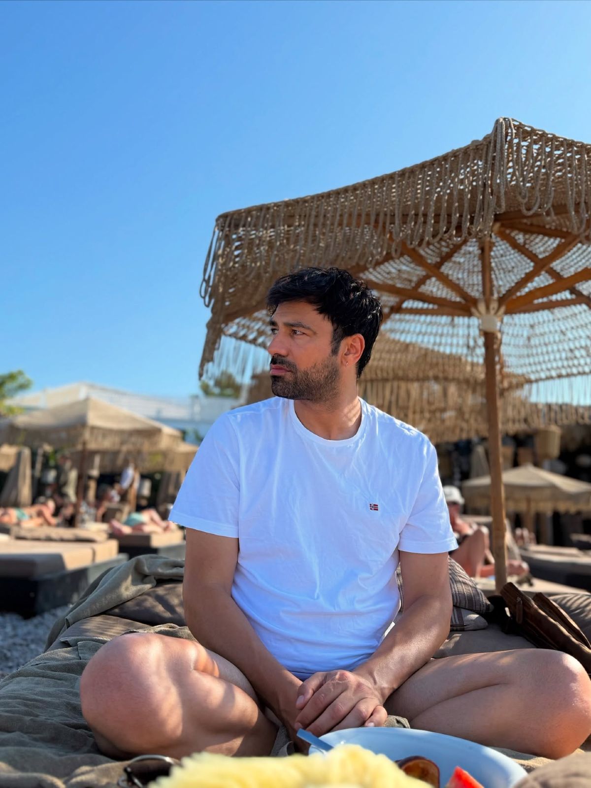 Γεωργίου: Στη Ρόδο με τη Χριστοδούλου - Οι φωτογραφίες με φουσκωμένη κοιλιά στην παραλία