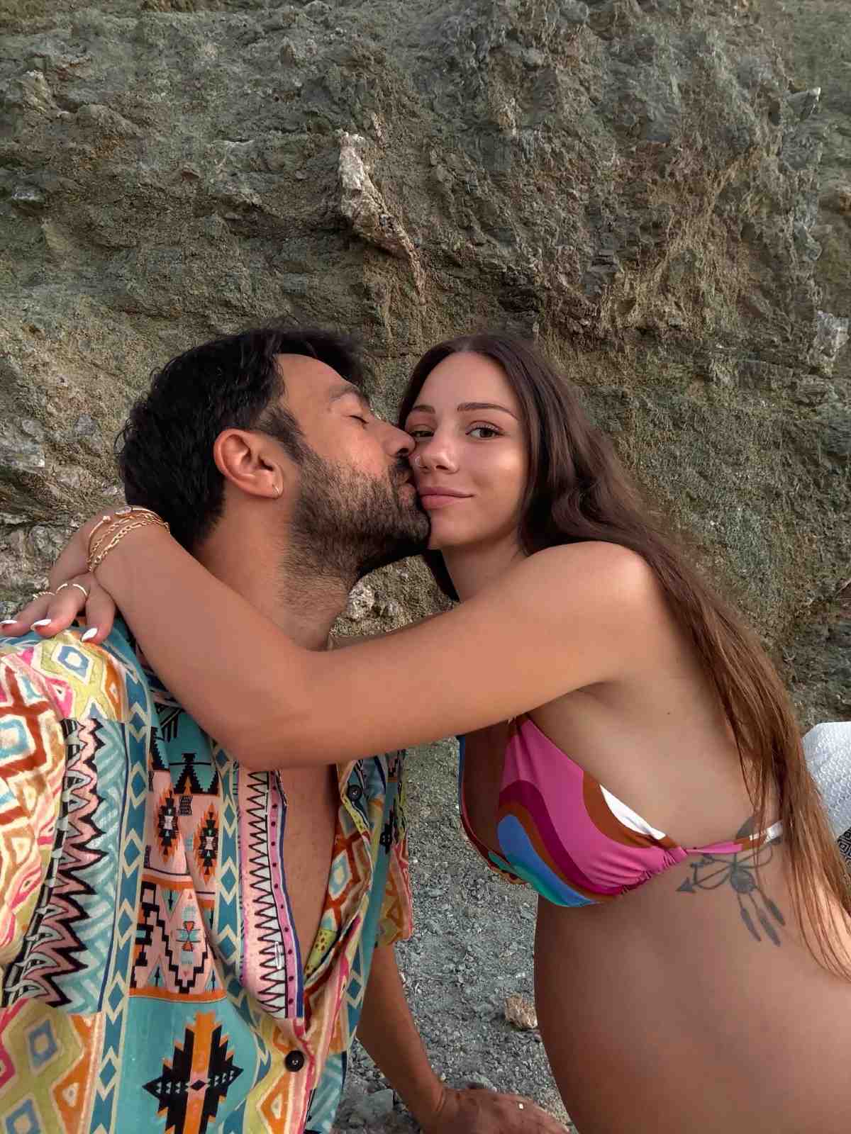 Ο Ανδρέας Γεωργίου και η Σιμώνη Χριστοδούλου στην παραλία