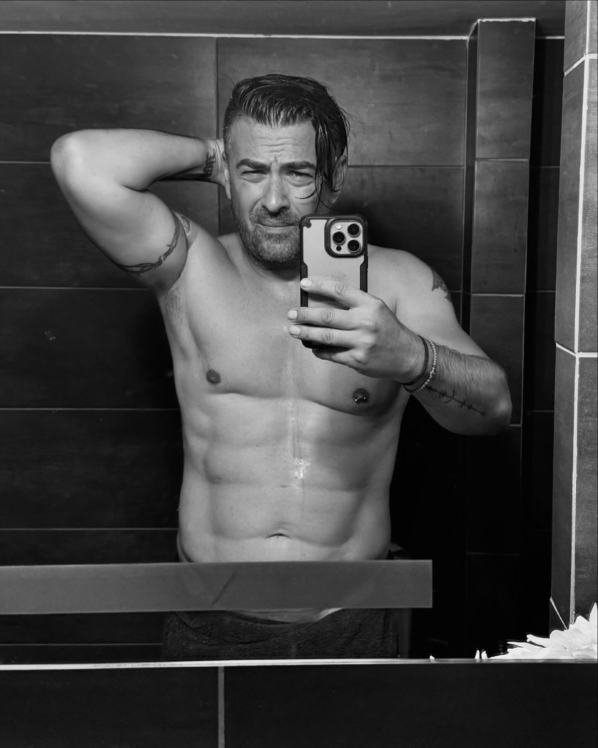 Ο Γιάννης Αϊβάζης ποζάρει ημίγυμνος μπροστά στον καθρέφτη του