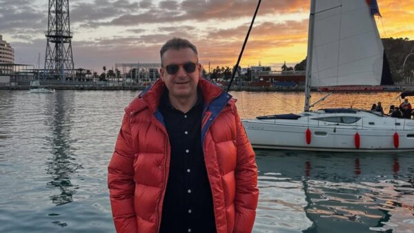 Ο Γιώργος Λιάγκας μπροστά στο ηλιοβασίλεμα