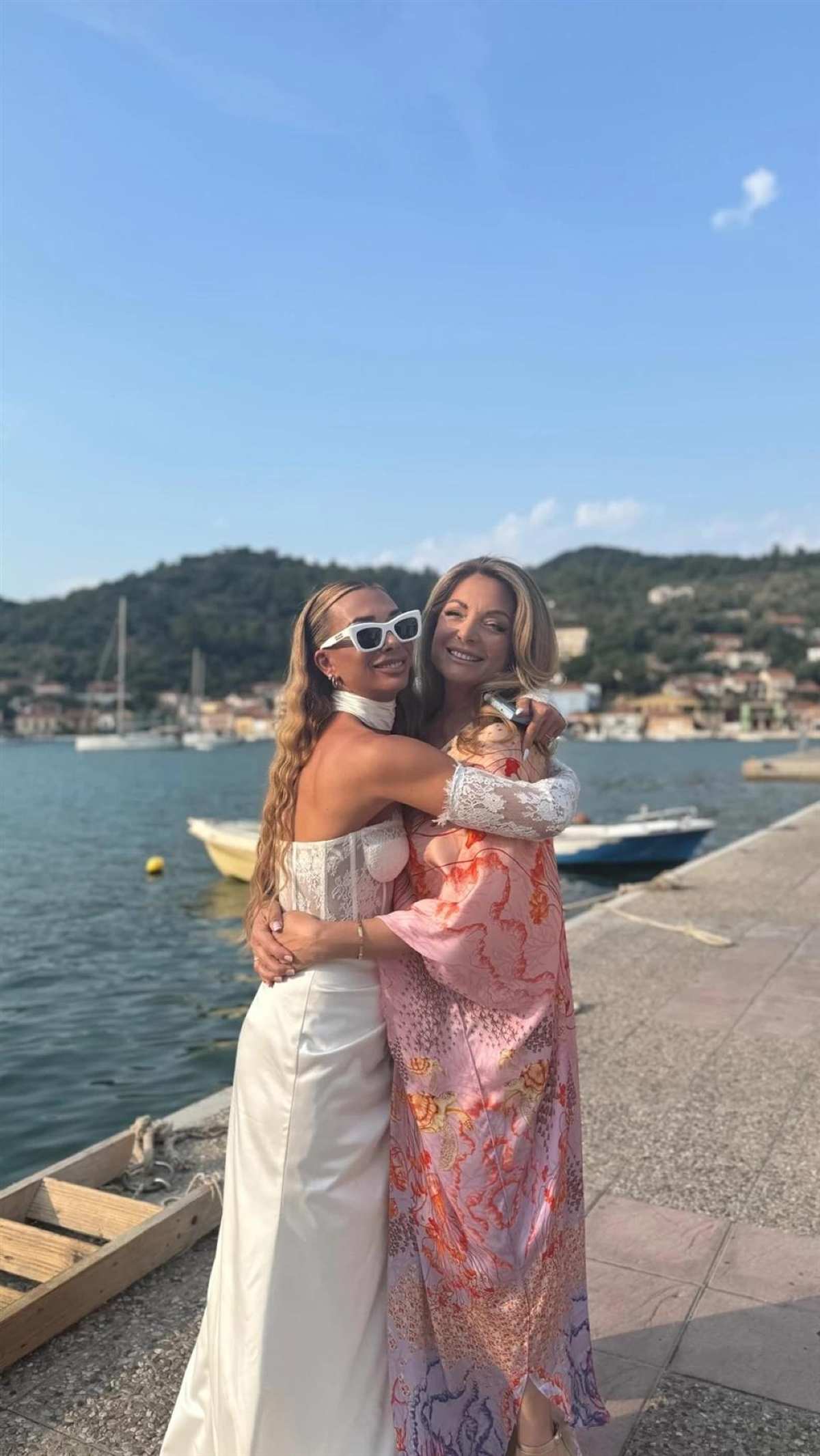 Η Άντζελα Γκερέκου με την κουμπάρα