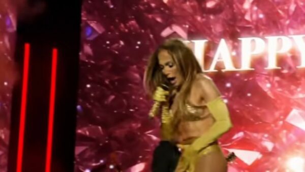 Τζένιφερ Λόπεζ: Της έπεσε η φούστα στη σκηνή - «Ευτυχώς φοράω εσώρουχα γιατί συνήθως δεν φοράω» (Βίντεο)