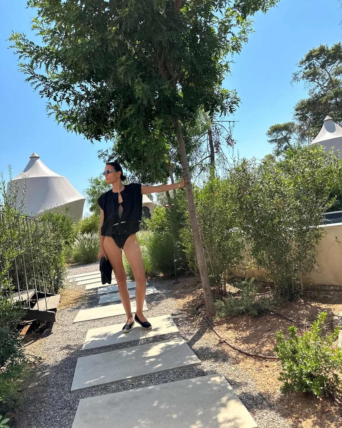 Η Βίκυ Καγιά με μαύρο ολόσωμο