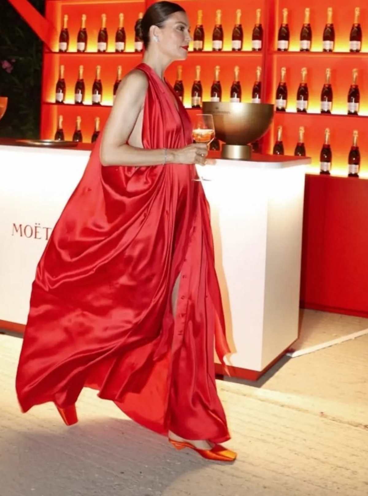 Βίκυ Καγιά με κόκκινο φόρεμα