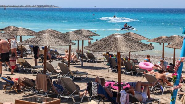 κόσμος σε παραλία της Αθήνας