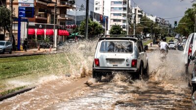 Αυτοκίνητο σε δρόμο με βροχή