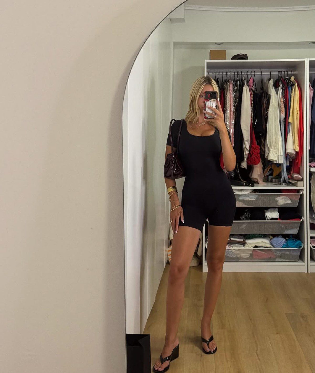 Η Γαρυφαλλιά Καληφώνη μπροστά σε καθρέφτη