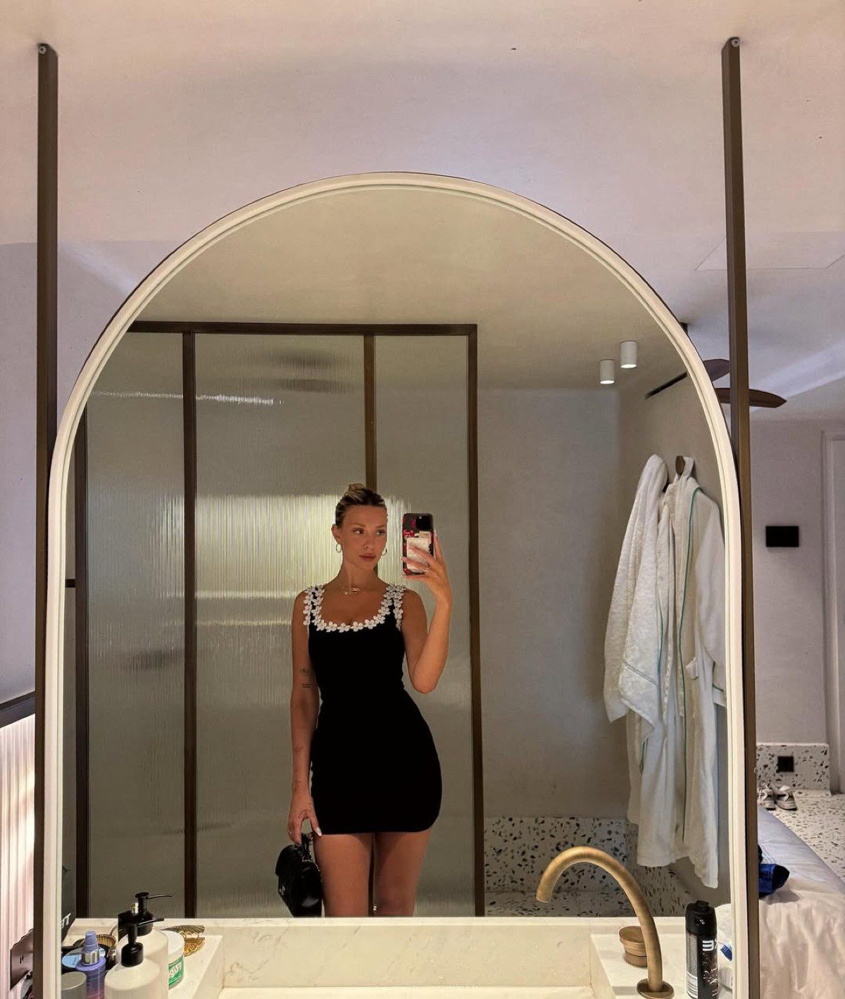 Η Γαρυφαλλιά Καληφώνη με μαύρο φόρεμα