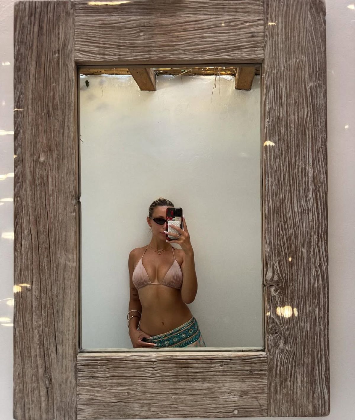 Η Γαρυφαλλιά Καληφώνη με μπικίνι στη Μύκονο