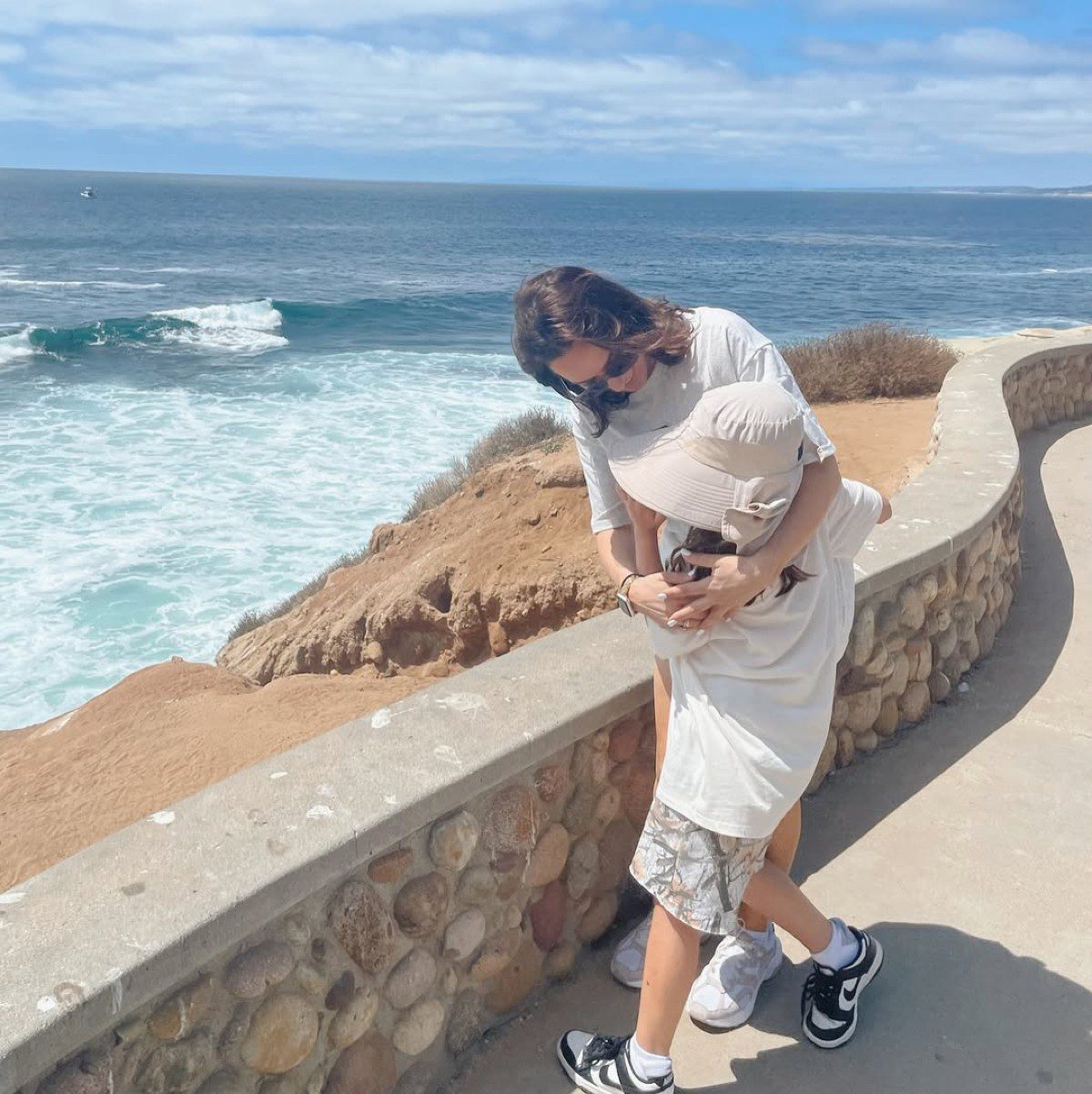 Η Καλομοίρα με τον γιο της στην Καλιφόρνια