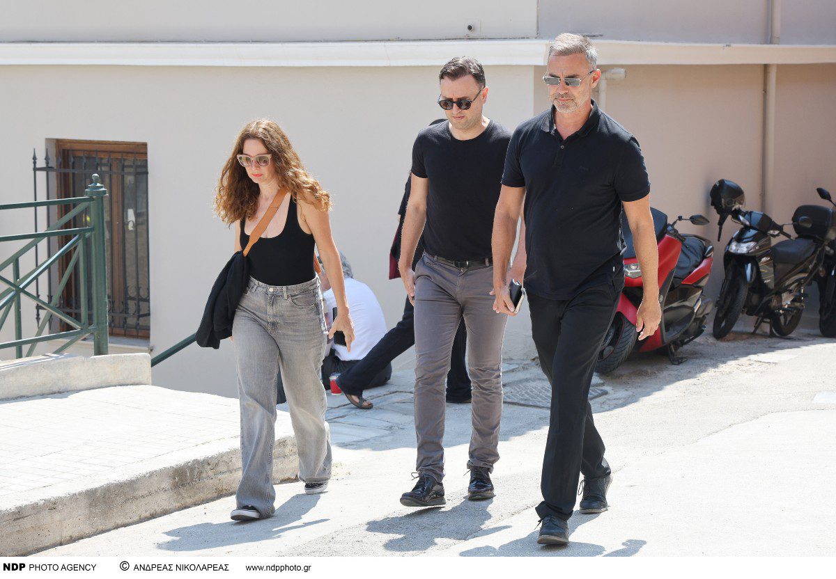 Αγγελική Λάμπρη-Αργύρης Αγγέλου-Γιώργος Καπουτζίδης στην κηδεία του Γεράσιμου Μιχέλη