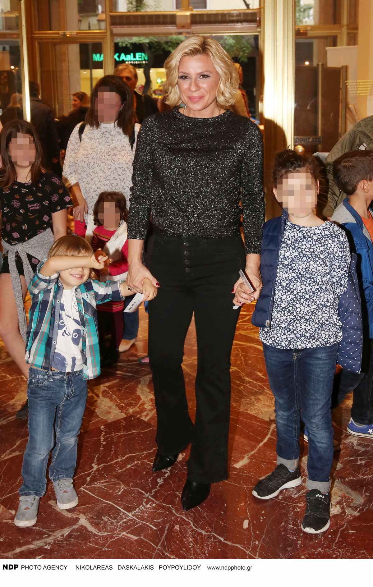 Η Κατερίνα Καραβάτου με τα παιδιά της