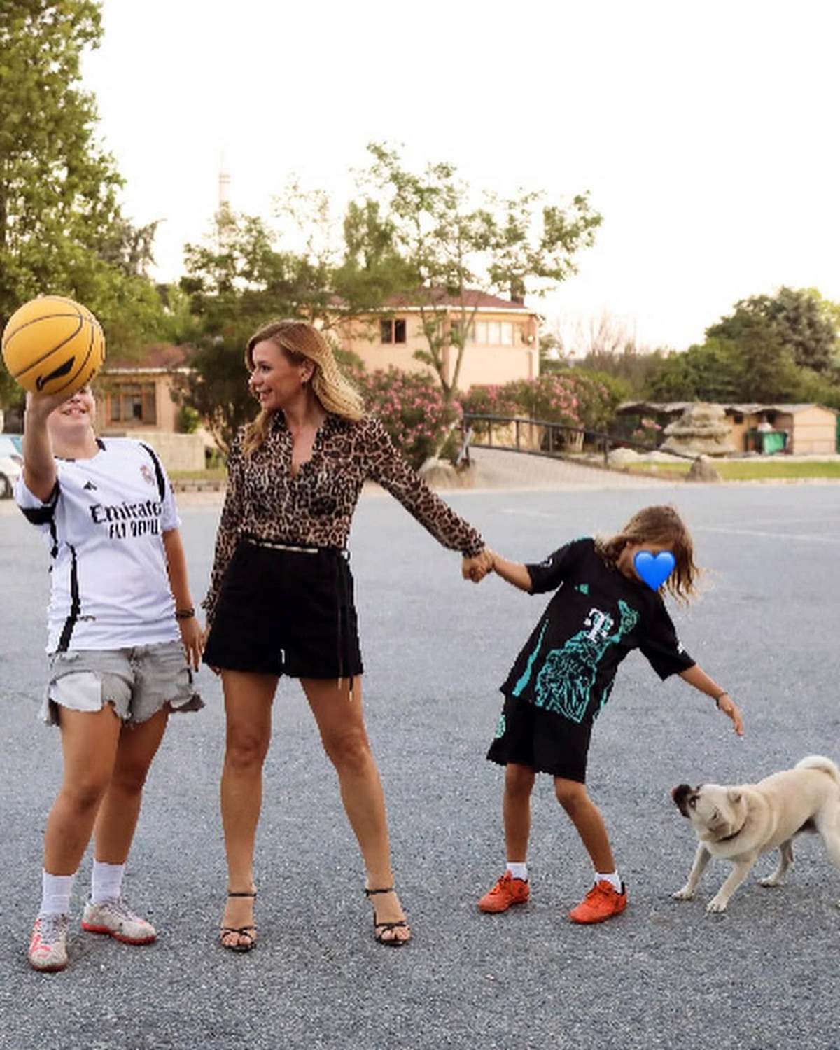 Η Κατερίνα Καραβάτου με τα παιδιά της