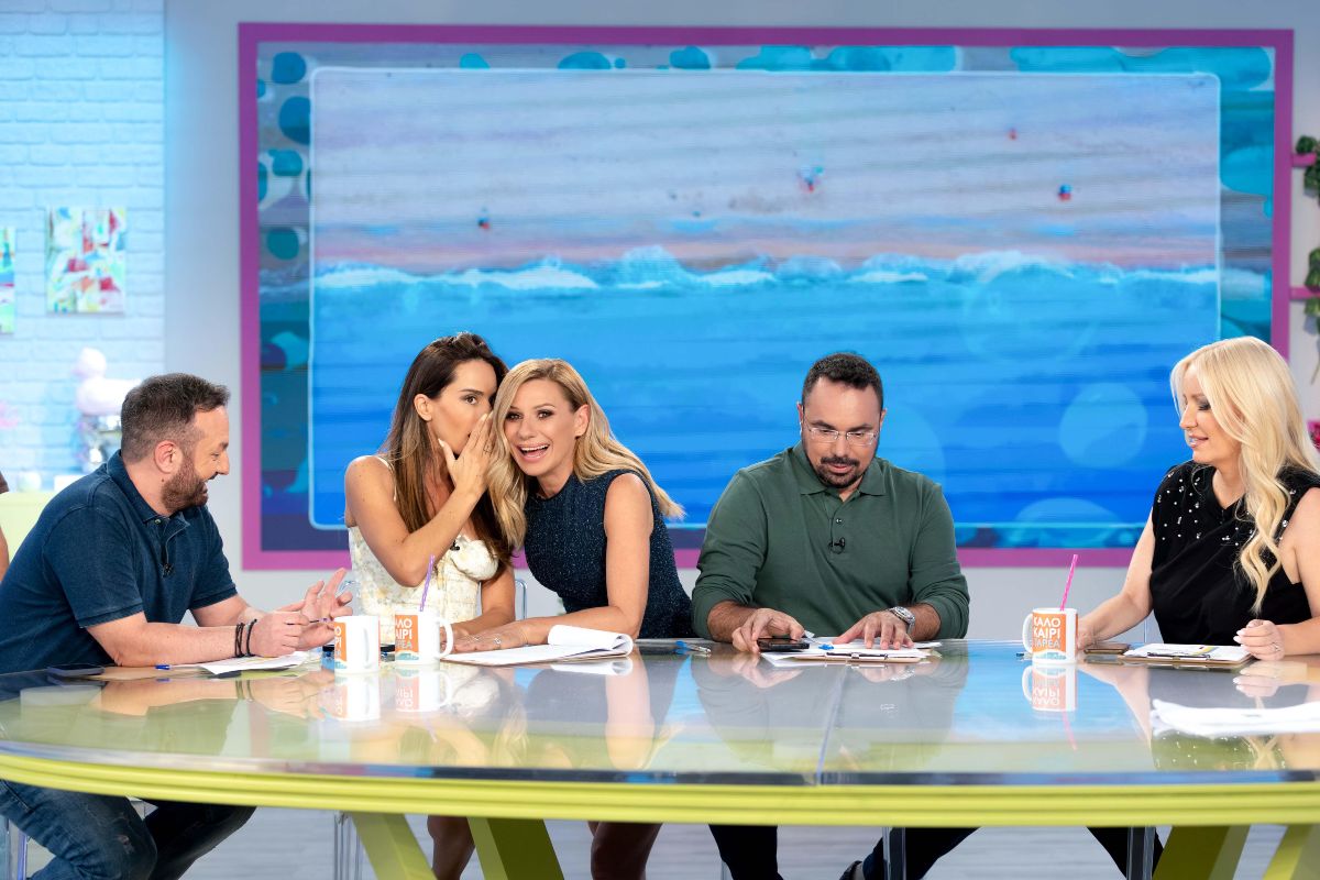 Η Κατερίνα Καραβάτου με την ομάδα του Καλοκαίρι Παρέα