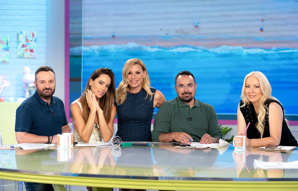 Η Κατερίνα Καραβάτου με την ομάδα του Καλοκαίρι Παρέα